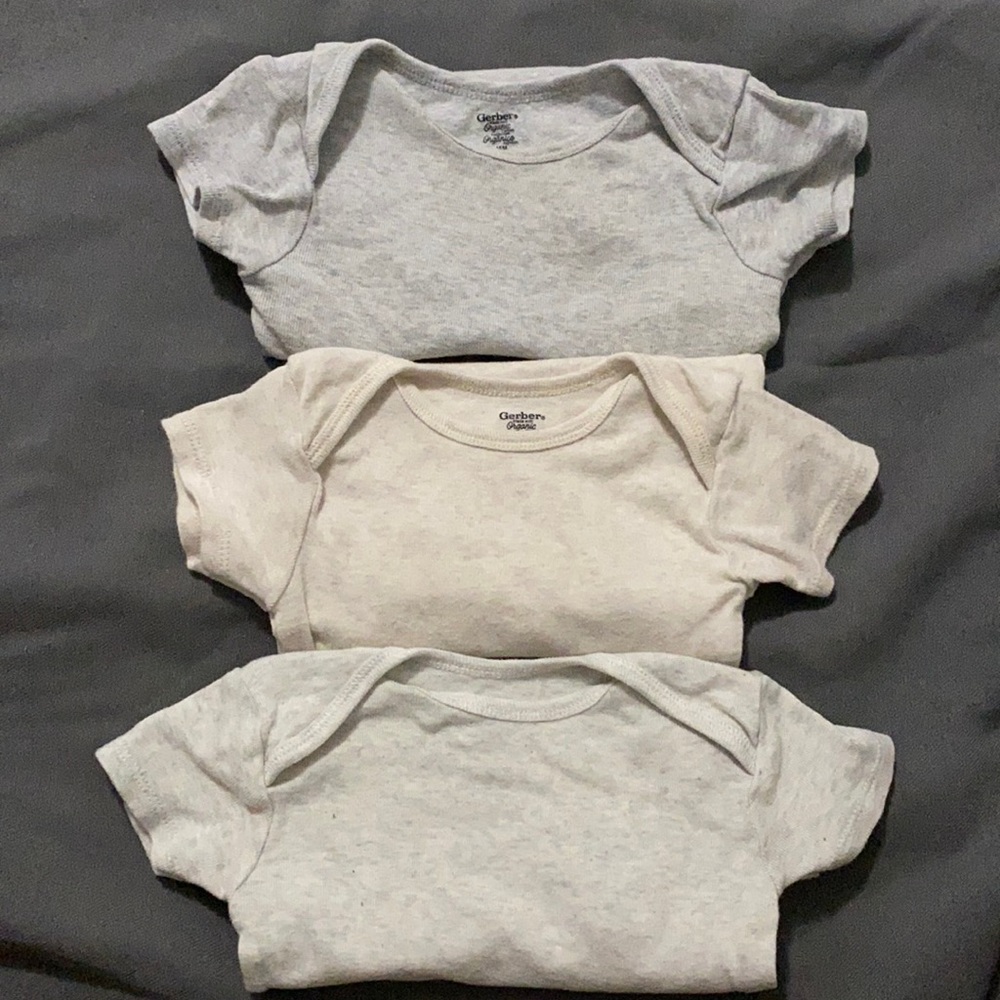 Gerbers Organic onesies 18 months 3 piece
